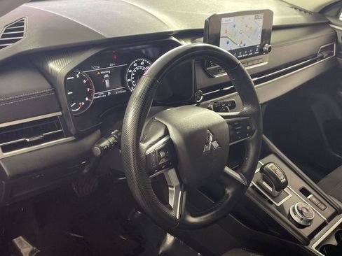 Used 2024 Mitsubishi Outlander SE image 12