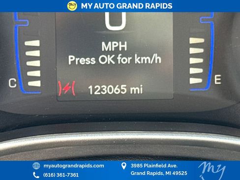 Used 2020 Chrysler Pacifica Touring w/ Cold Weather Group FWD image 18