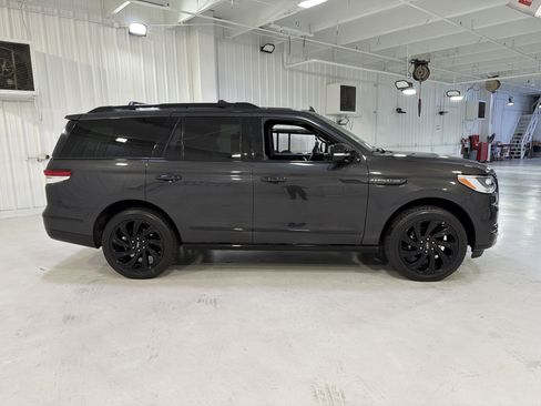 Used 2024 Lincoln Navigator Reserve image 6