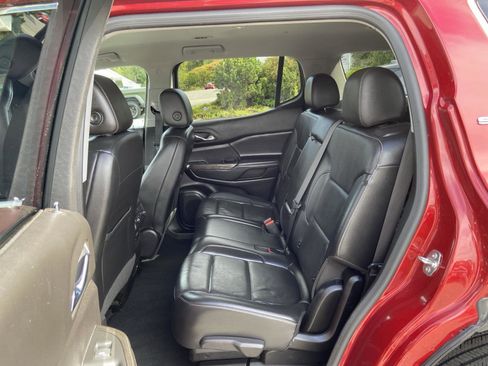 Used 2023 GMC Acadia SLT image 25