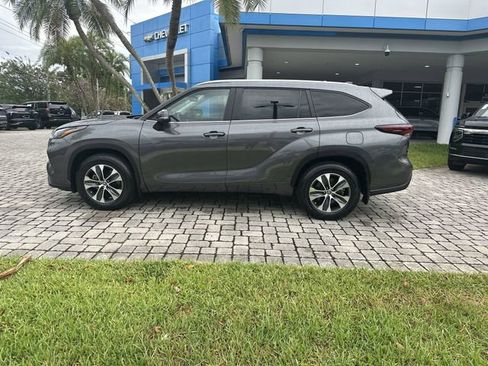 Used 2024 Toyota Highlander XLE FWD image 32