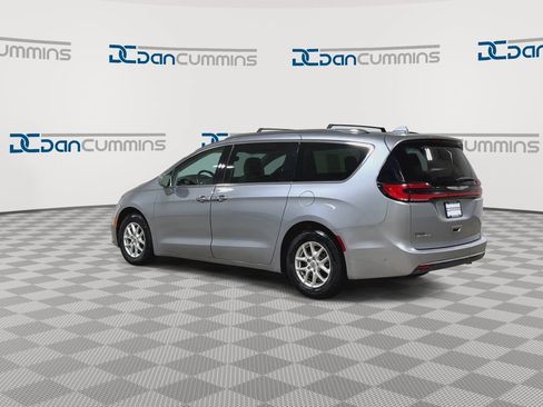 Used 2021 Chrysler Pacifica Touring-L FWD image 6