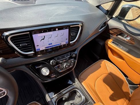 Used 2023 Chrysler Pacifica Pinnacle FWD image 20