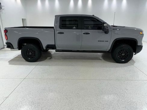 Used 2024 Chevrolet Silverado 2500 ZR2 w/ Technology Package image 6