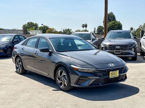 Used 2025 Hyundai Elantra SEL FWD image 3