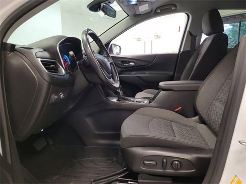 Used 2022 Chevrolet Equinox LT w/ Driver Convenience Package image 9