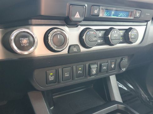 Used 2020 Toyota Tacoma Limited AWD/4WD image 33