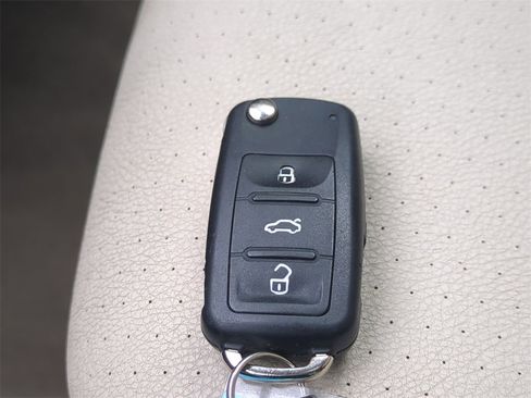 Used 2011 Volkswagen Jetta SE image 32