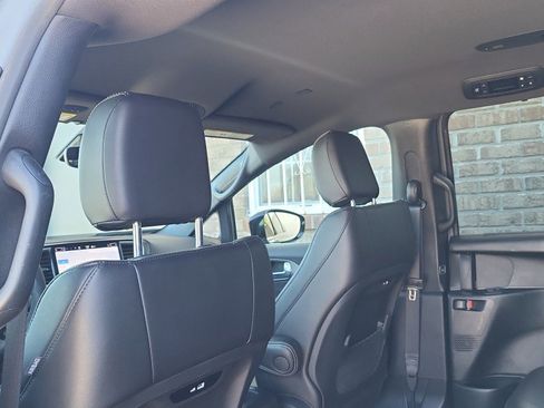 Used 2025 Chrysler Pacifica Select image 25