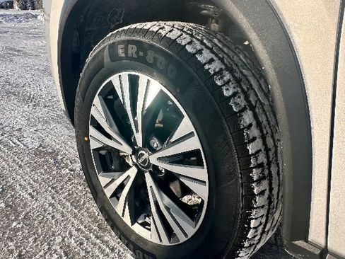 Used 2023 Nissan Rogue SV image 9