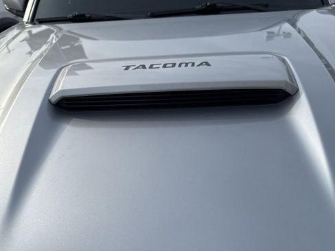 Used 2018 Toyota Tacoma TRD Sport image 9