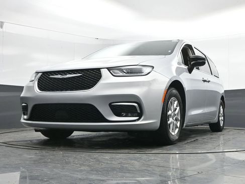 Used 2024 Chrysler Pacifica Touring-L image 44