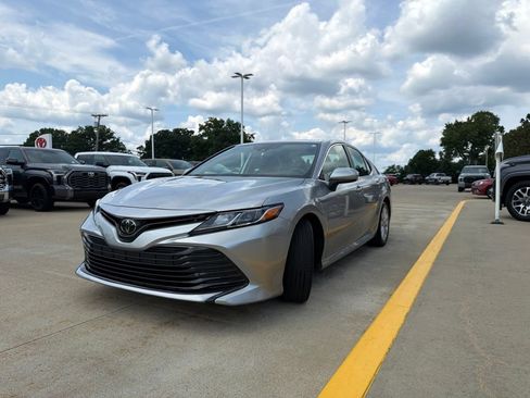Used 2019 Toyota Camry LE FWD image 2