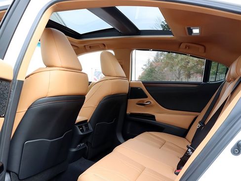 New 2025 Lexus ES 350 Ultra Luxury image 14