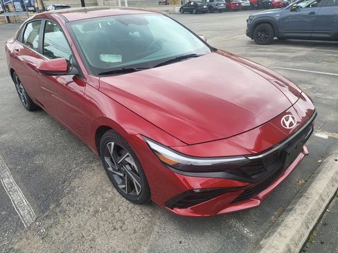 Used 2025 Hyundai Elantra SEL image 3
