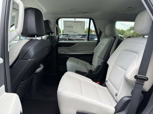 New 2026 Lincoln Navigator Premiere AWD/4WD image 16