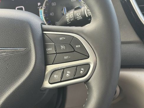 Used 2024 Chrysler Pacifica Touring-L image 17
