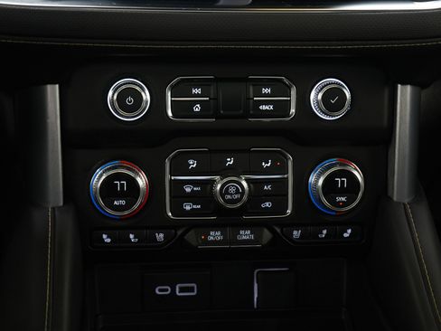 Used 2024 GMC Yukon SLT w/ SLT Luxury Package AWD/4WD image 21