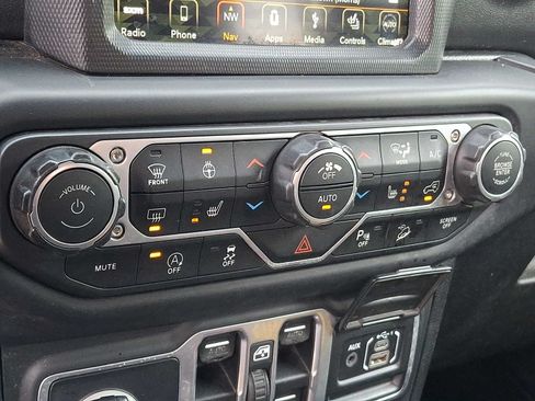 Used 2018 Jeep Wrangler Unlimited Sahara AWD/4WD image 14