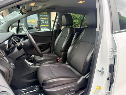 Used 2020 Chevrolet Trax LT w/ LT Convenience Package image 9