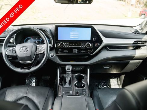 Used 2024 Toyota Highlander Limited FWD image 12