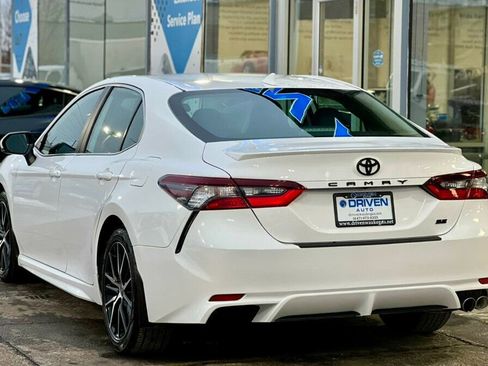 Used 2021 Toyota Camry SE image 3