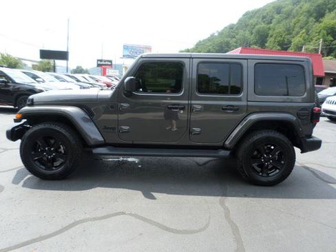 Used 2022 Jeep Wrangler Unlimited Sahara AWD/4WD image 9