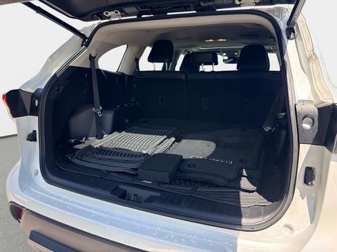 Used 2021 Toyota Highlander XLE AWD/4WD image 9