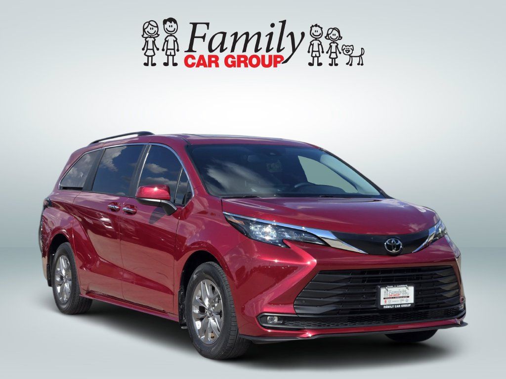 Used 2026 Toyota Sienna XLE FWD image 2