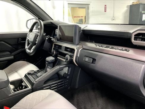Used 2025 Toyota Tacoma SR5 AWD/4WD image 14