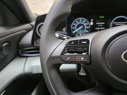 New 2025 Hyundai Elantra Limited image 17