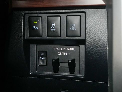 Used 2018 Toyota Tundra Limited w/ Limited Premium Package AWD/4WD image 18