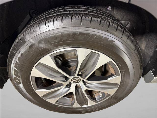 Used 2023 Toyota Highlander XLE FWD image 18