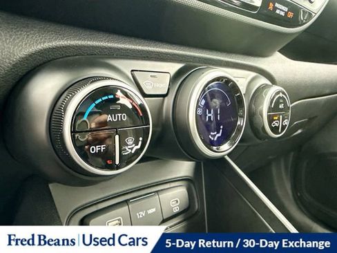 Used 2025 Hyundai Venue SEL image 16