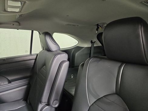 Used 2021 Toyota Highlander XLE AWD/4WD image 15