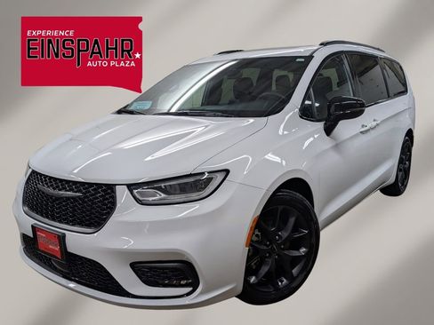 Used 2025 Chrysler Pacifica Limited image 1