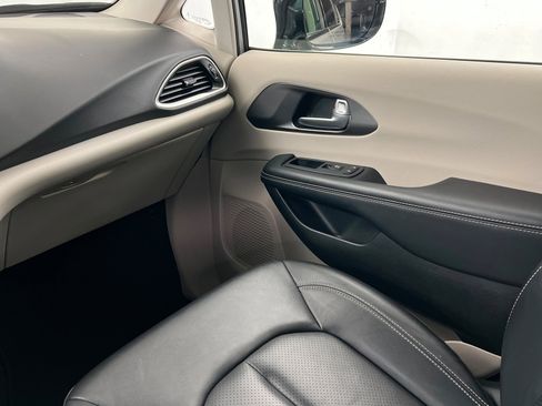 Certified 2024 Chrysler Pacifica Touring-L image 10