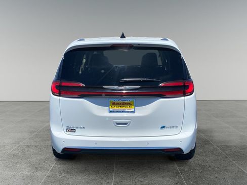 Used 2024 Chrysler Pacifica Limited FWD image 4
