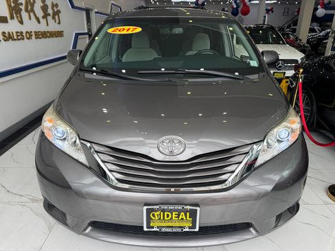 Used 2017 Toyota Sienna LE w/ Protection Package AWD/4WD image 2