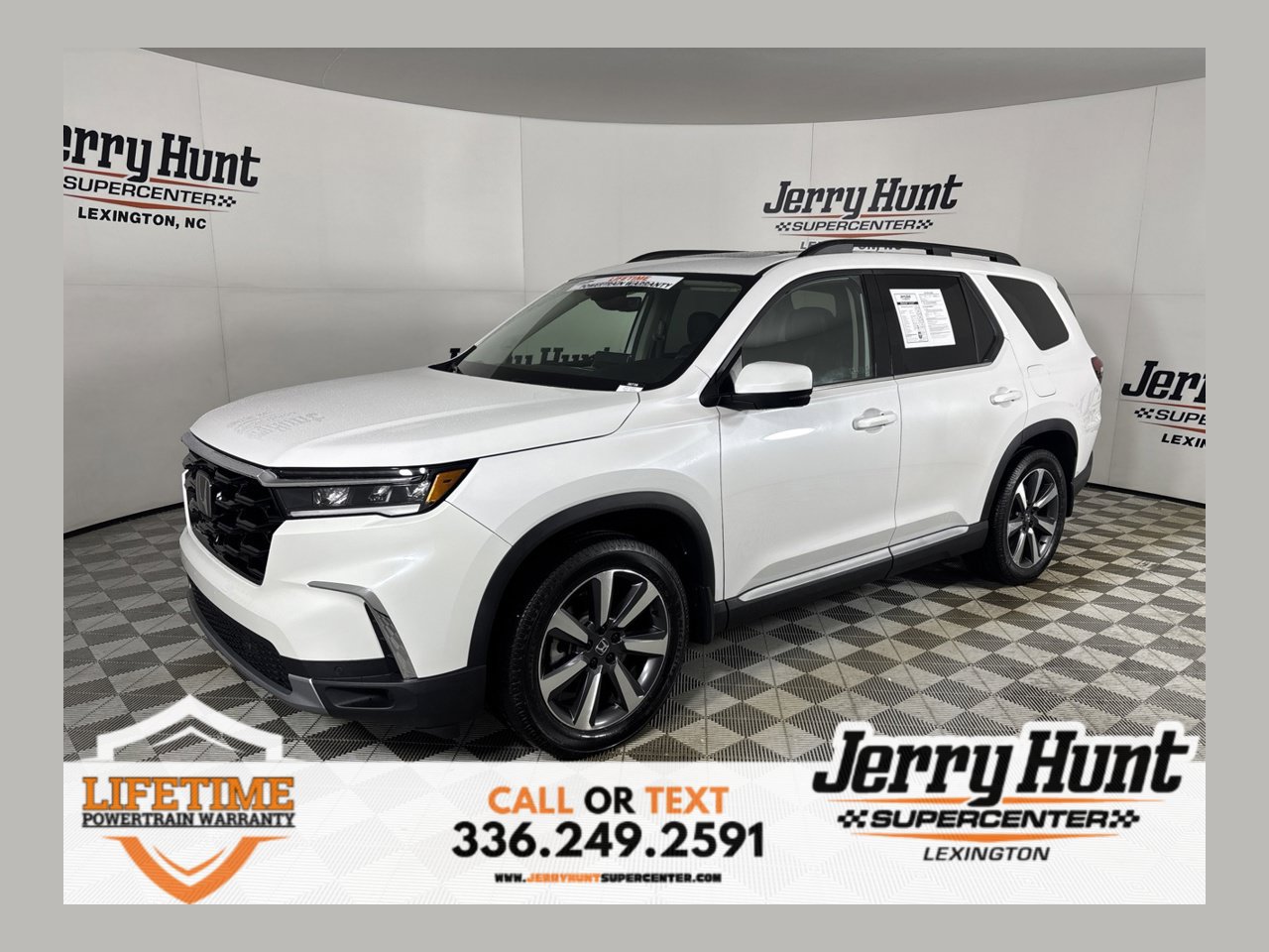Used 2025 Honda Pilot Touring image 1