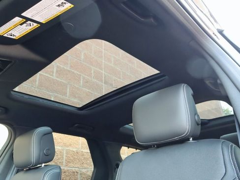 Certified 2024 Land Rover Discovery Dynamic SE image 13