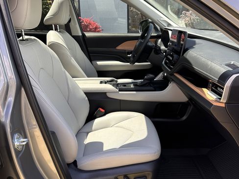Used 2025 Toyota Grand Highlander AWD Hybrid image 22