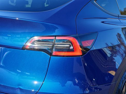 Used 2021 Tesla Model Y Long Range image 38