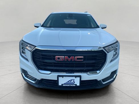 Used 2024 GMC Terrain SLE image 2