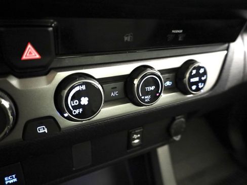 Used 2017 Toyota Tacoma SR image 19