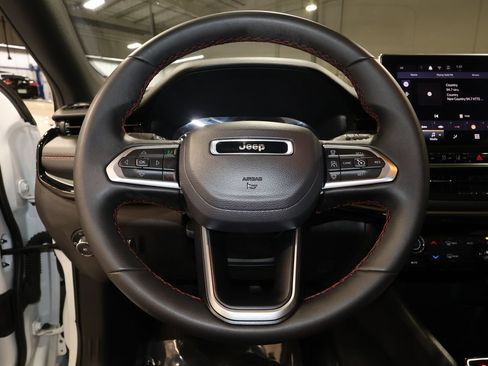 Used 2025 Jeep Compass Trailhawk AWD/4WD image 10