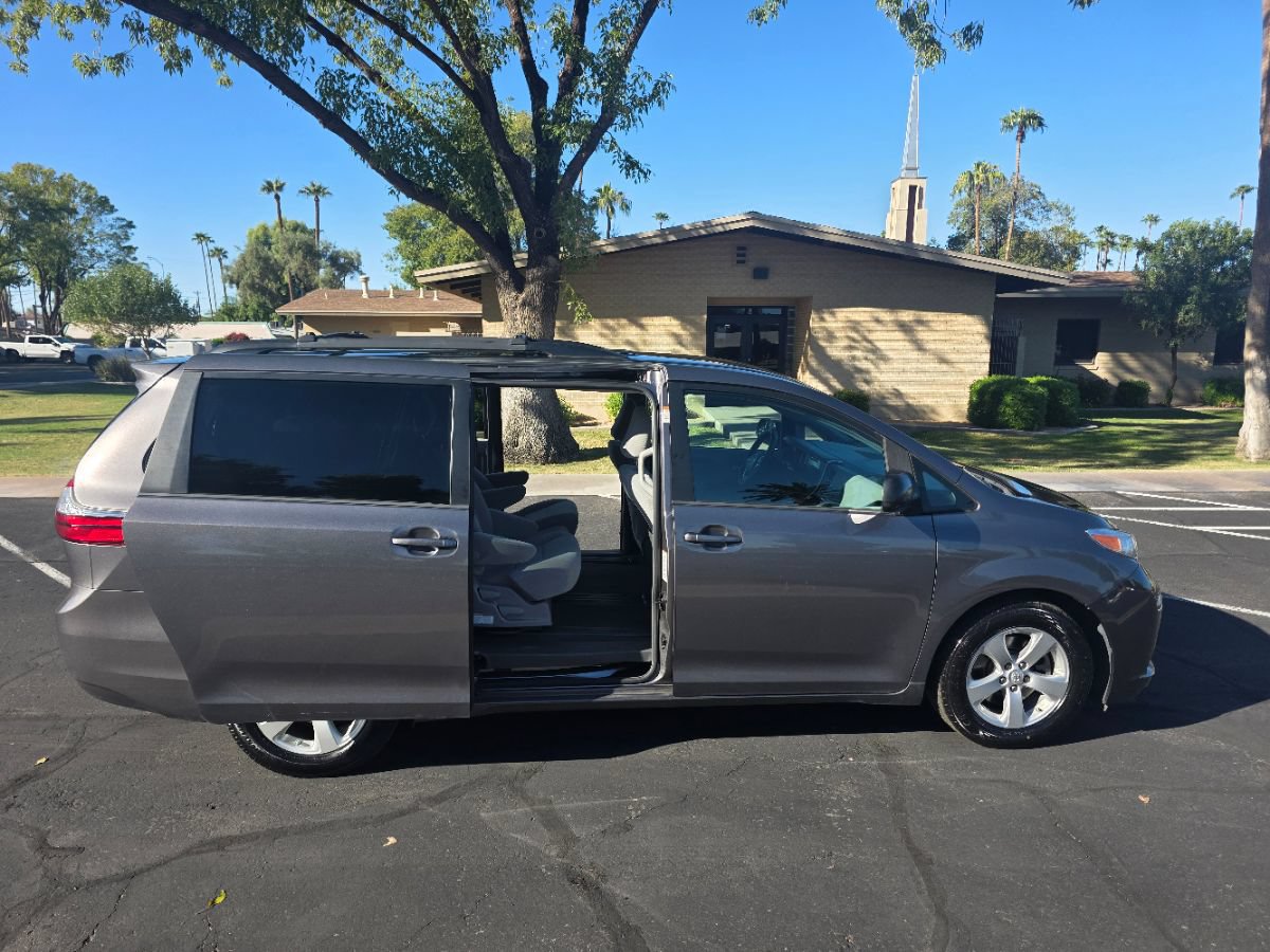 Used 2017 Toyota Sienna LE FWD image 5