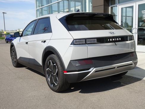 Used 2024 Hyundai Ioniq 5 SEL image 3