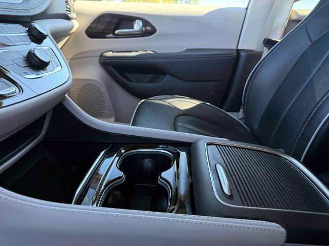 Certified 2024 Chrysler Pacifica Limited FWD image 33