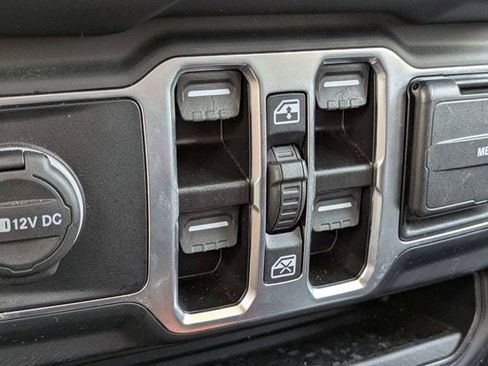 Used 2025 Jeep Wrangler Unlimited Sahara AWD/4WD image 23